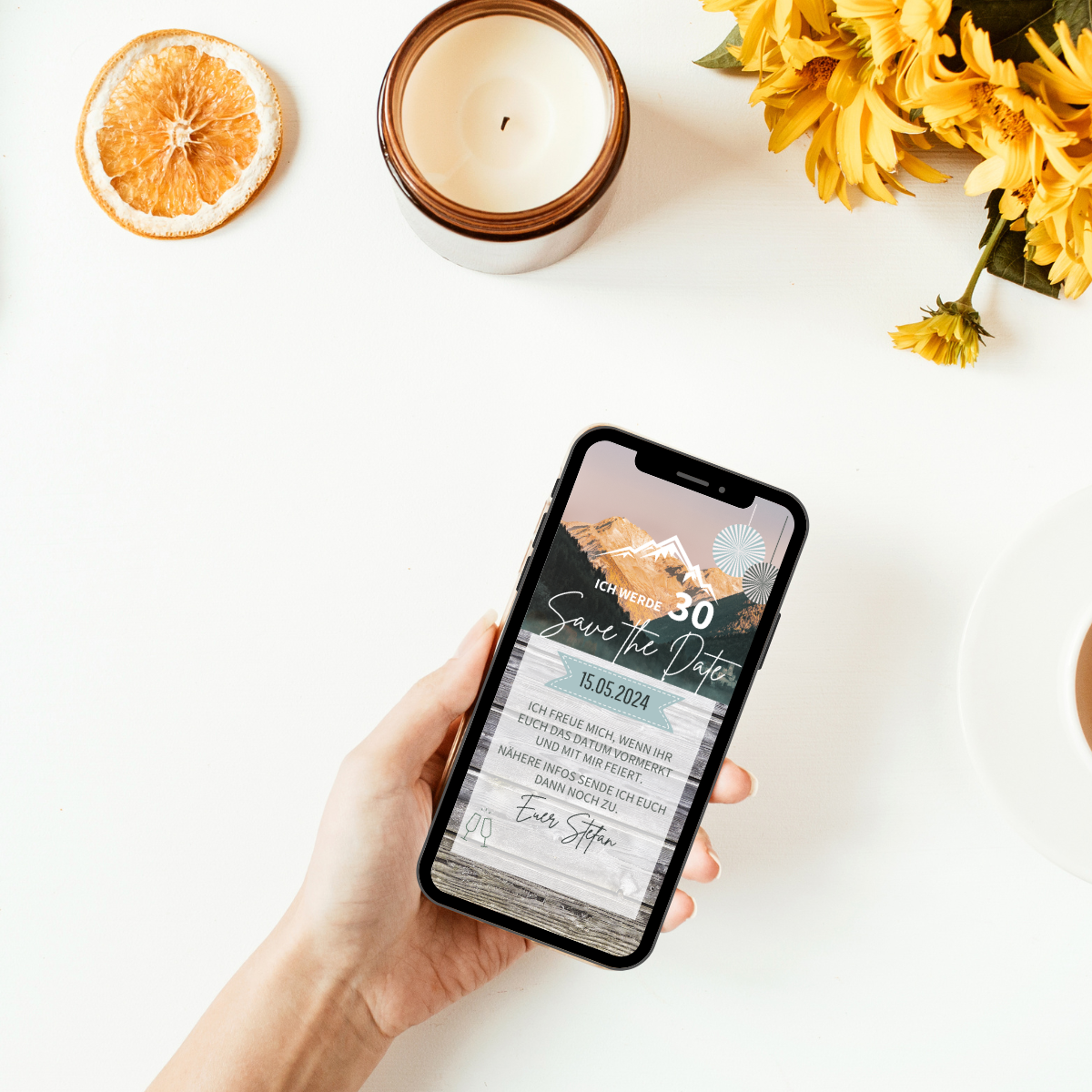 Whatsapp Vorlage mit Bergen und rusikalem Hintergrund als eCard mit einem Handy versenden. Kleine runde Girlanden in grün umrunden die Einladungskarte zum Geburtstag