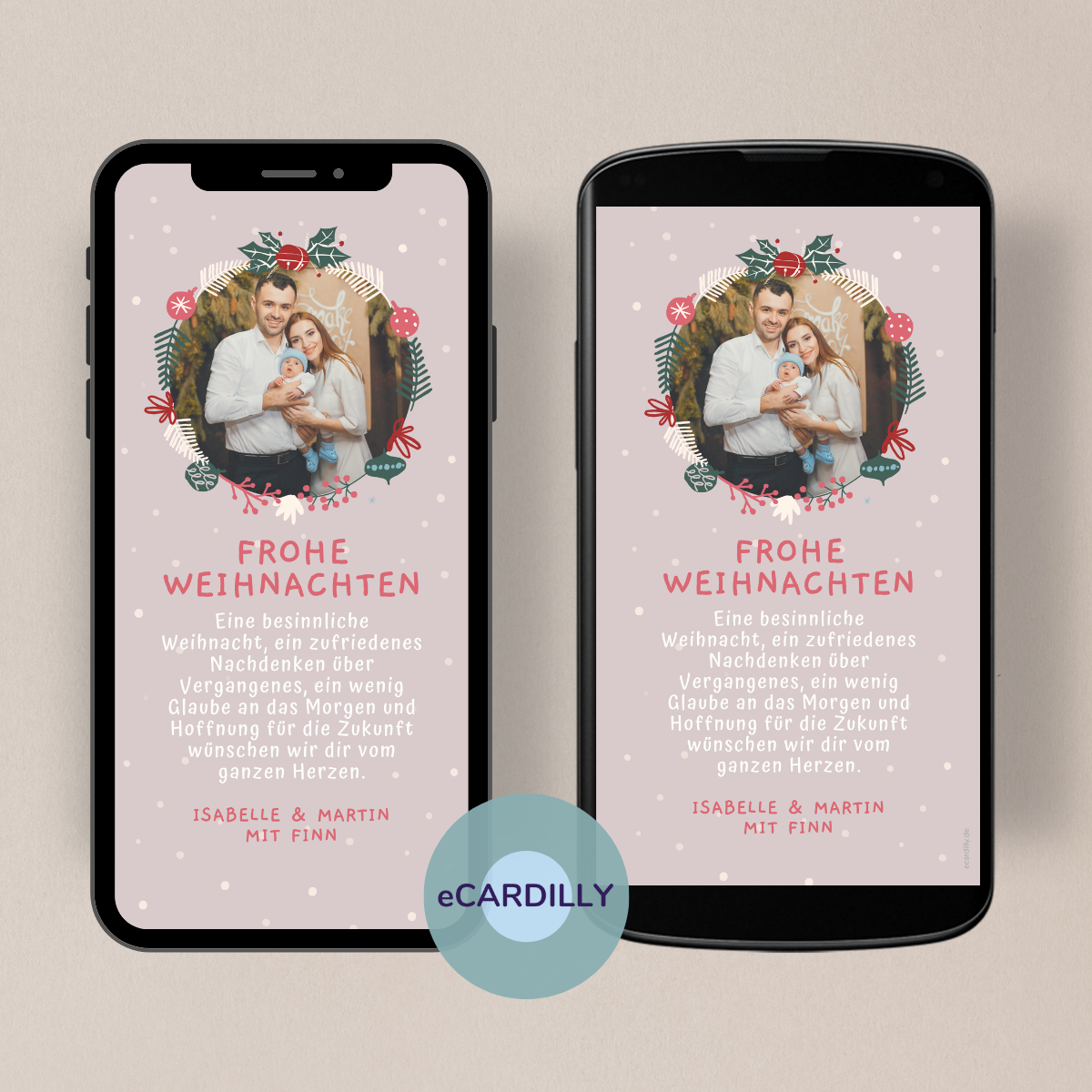 Auf dieser Karte kannst du ein Foto einsetzen und wunderschöne Weihnachtswünsche versenden. Ein Kranz aus Zweigen, roten Kugeln und Schleifen ziert das Foto.