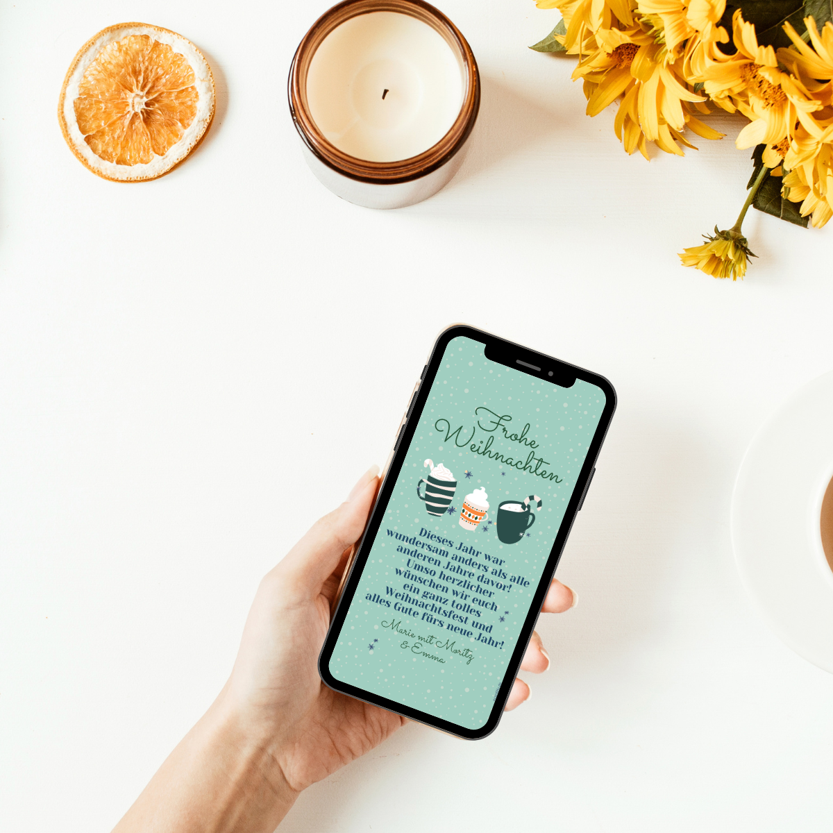 Weinachtsgrüße ganz einfach über WhatsApp verschicken. eCard mit drei Tassen und Sternen. Alles ist in blau gestaltet.