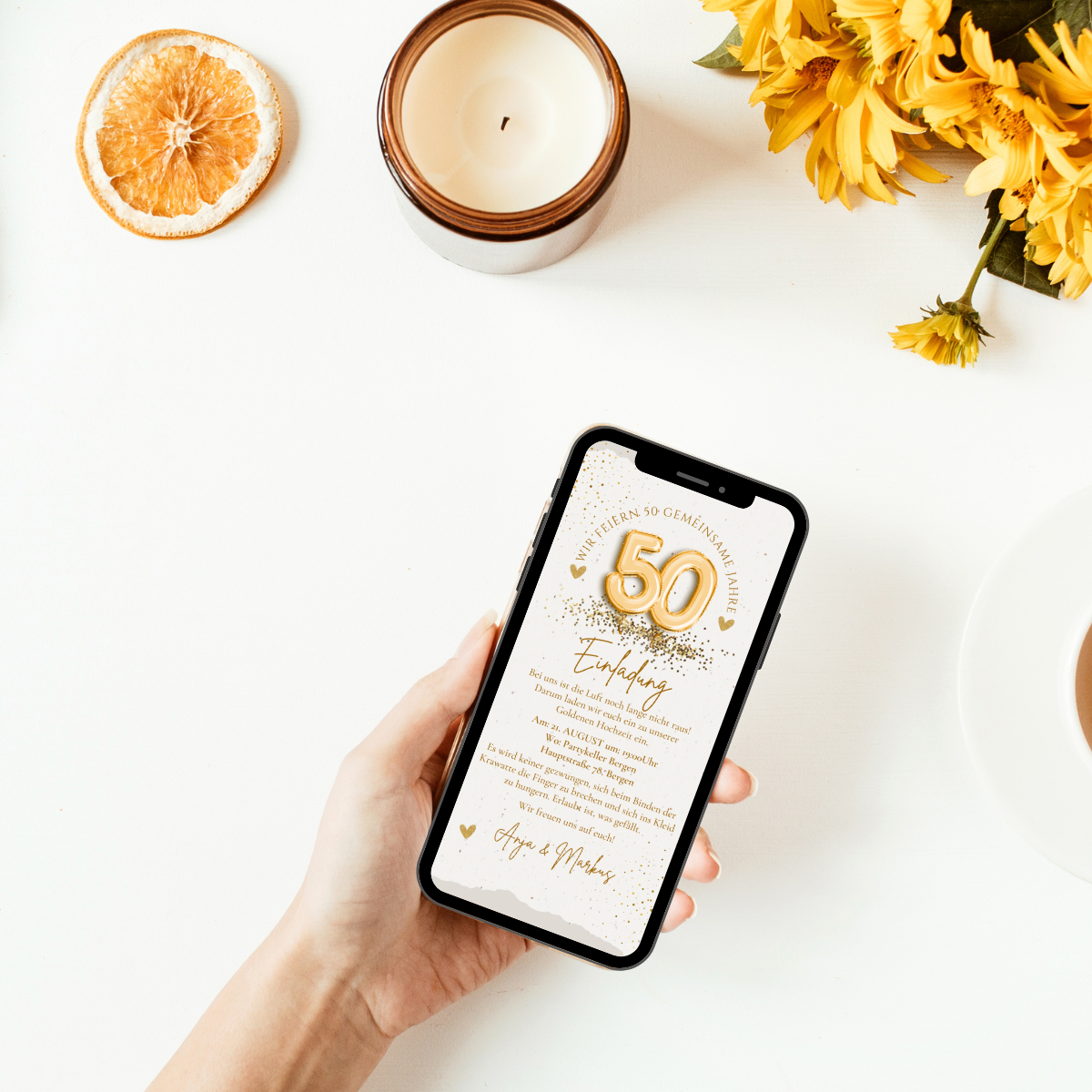 Einladungskarte mit goldener Schrift und modernem Layout kleinen goldenen Herzen und einer goldenen Zahl 50