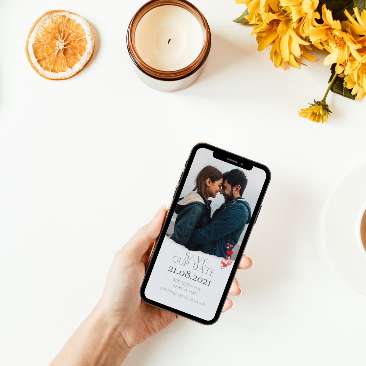 Moderne Save the Date oder Save our Date Karte mit Foto und kleinen Herzchen in rot.