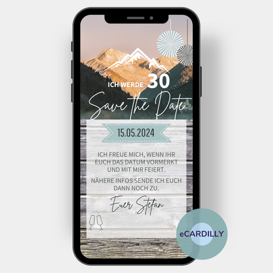 Berge im Hintergrund und draunter der Einladungstext, der transparent auf rustikalen Holzbrettern steht: Ich werde 30 - Save the date. Darunter stehen das Datum und dass Du Dich freust, wenn sich die Empfämger das Datum vormerken um den Geburtstag zusammen zu feiern. Weitere Infos gibt es dann kurz vorher