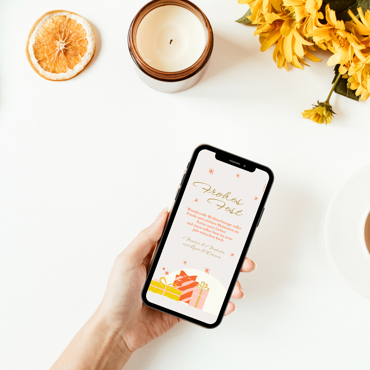 Weihnachtskarte mit goldener Schrift und rote Geschenken. Digitale EInladung mit goldenen Sternen und rosa hintergrund.